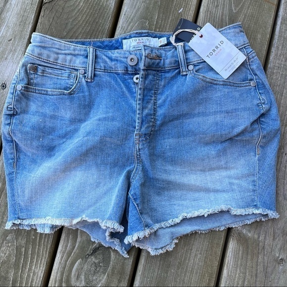 NWT Torrid high rise fray jean denim short 3.5" vintage Montauk Size 10 - Picture 2 of 8
